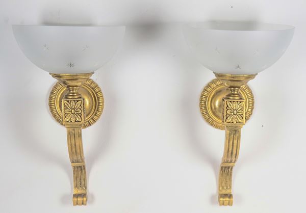 Coppia di appliques francesi in bronzo dorato, sbalzato e cesellato a motivi Impero, coppe in cristallo opaco