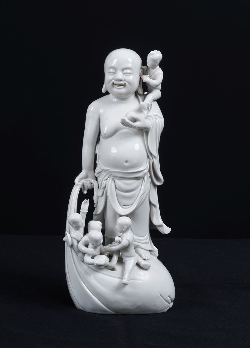 "Buddha con bambini", scultura in porcellana bianco di Cina