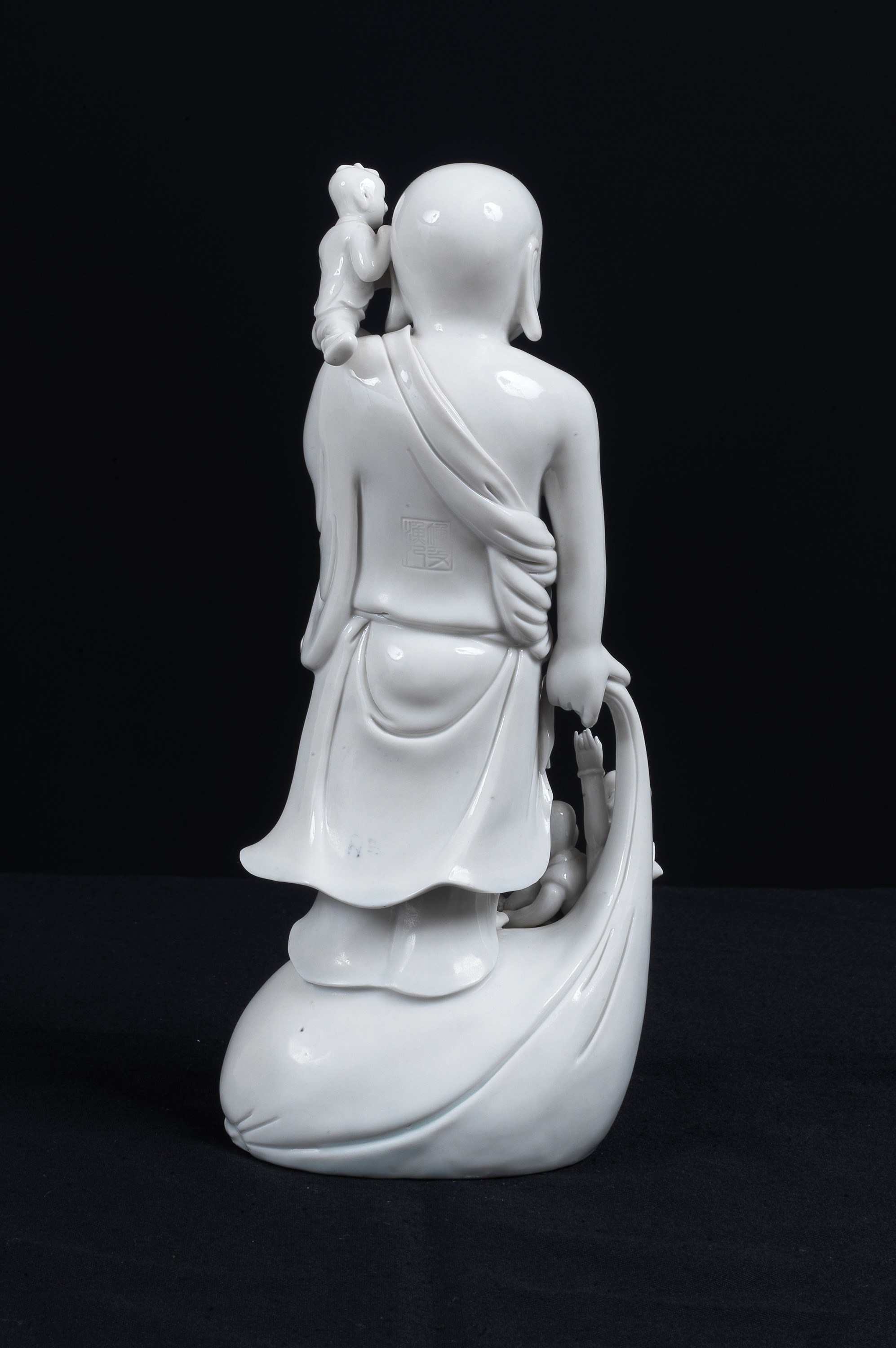 "Buddha con bambini", scultura in porcellana bianco di Cina