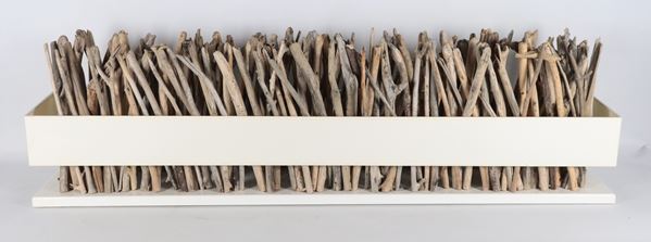 Originale grande lampada da tavolo in metallo bianco e rami in legno grezzo