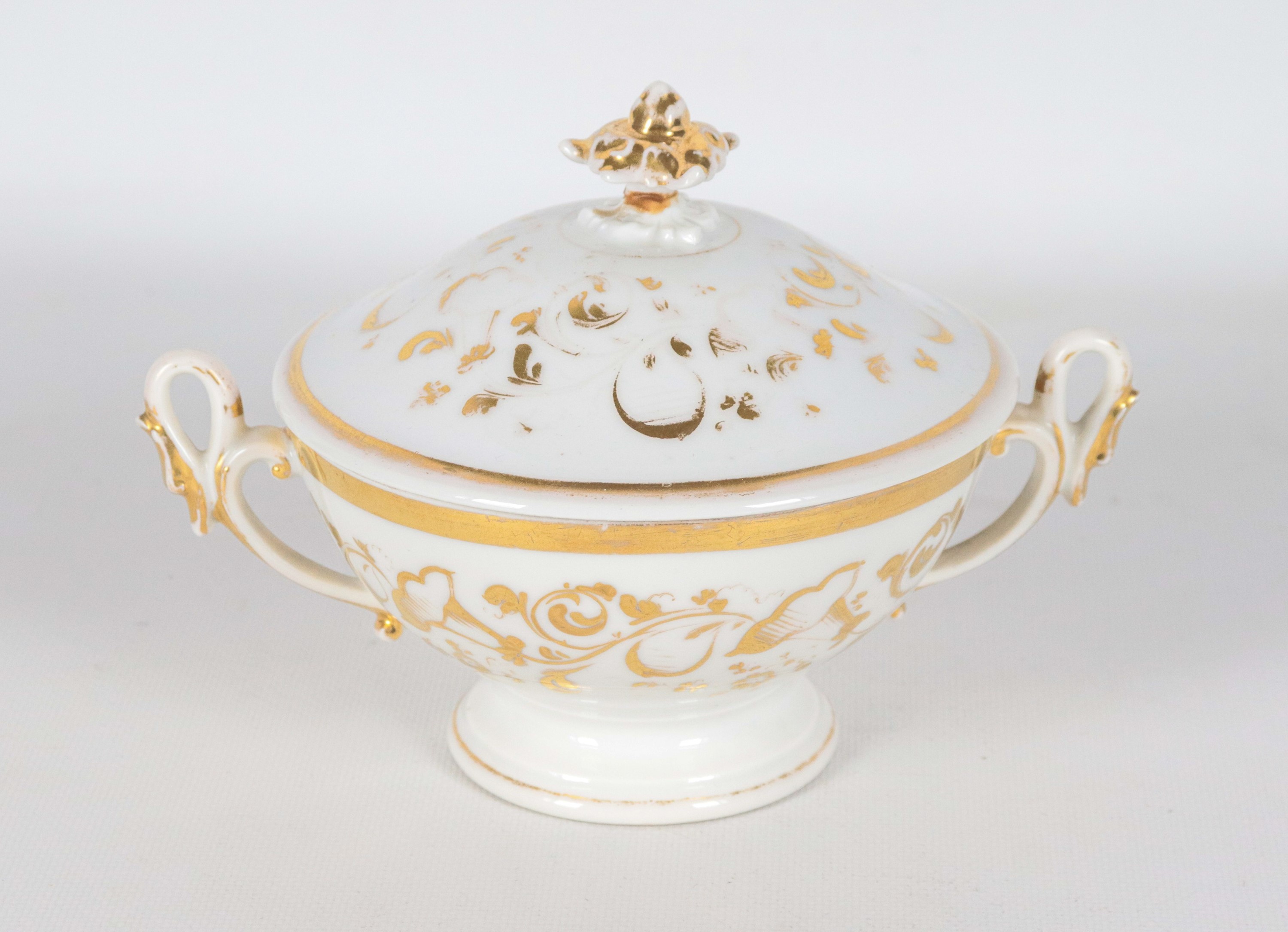 Antica zuccheriera francese Luigi Filippo in porcellana bianca, decoro in oro zecchino ad intrecc...