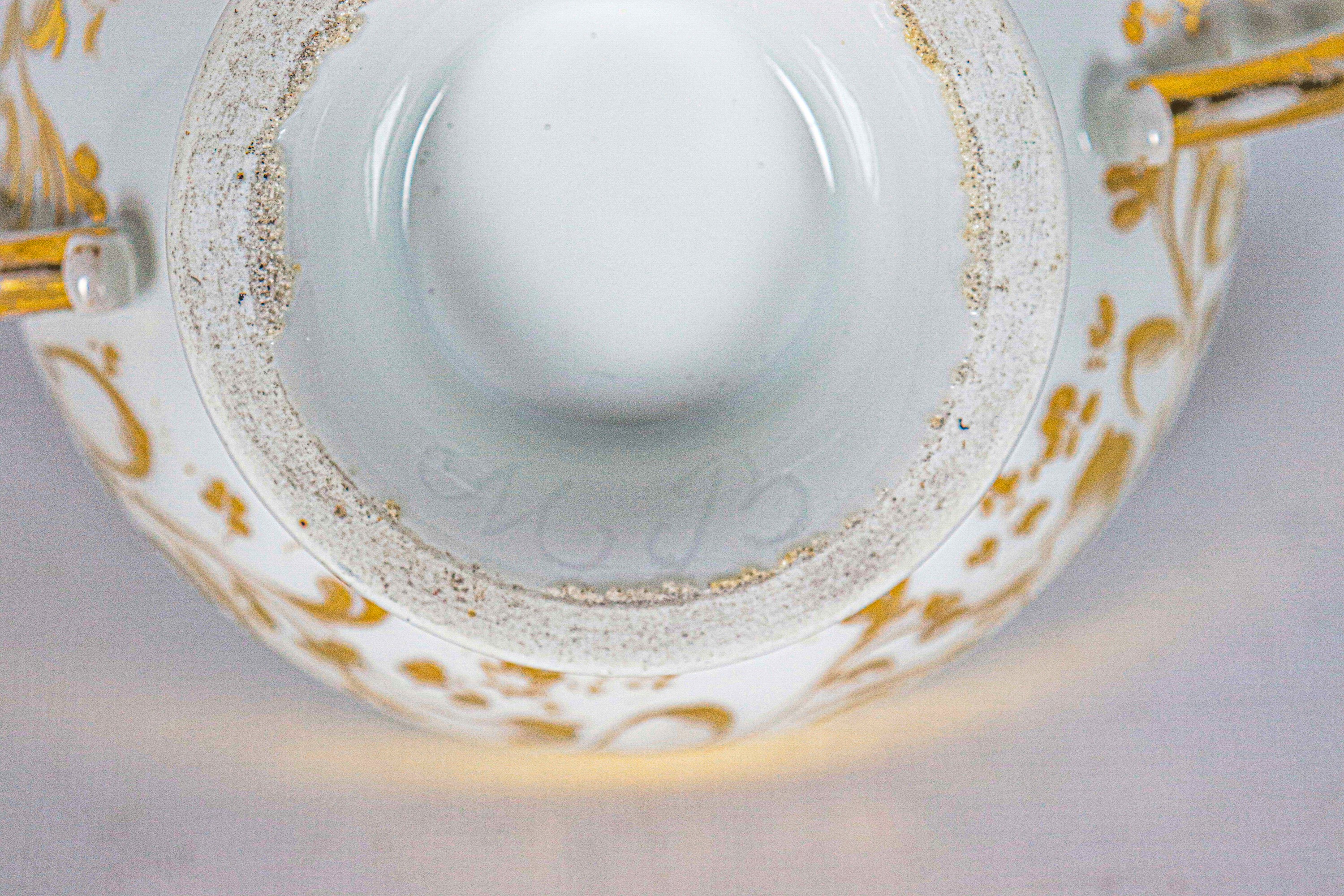 Antica zuccheriera francese Luigi Filippo in porcellana bianca, decoro in oro zecchino ad intrecc...