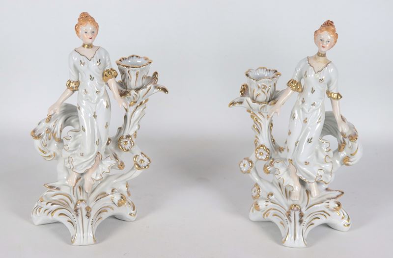 Coppia di portacandele in porcellana francese con statuine di dame, lumeggiature in oro zecchino