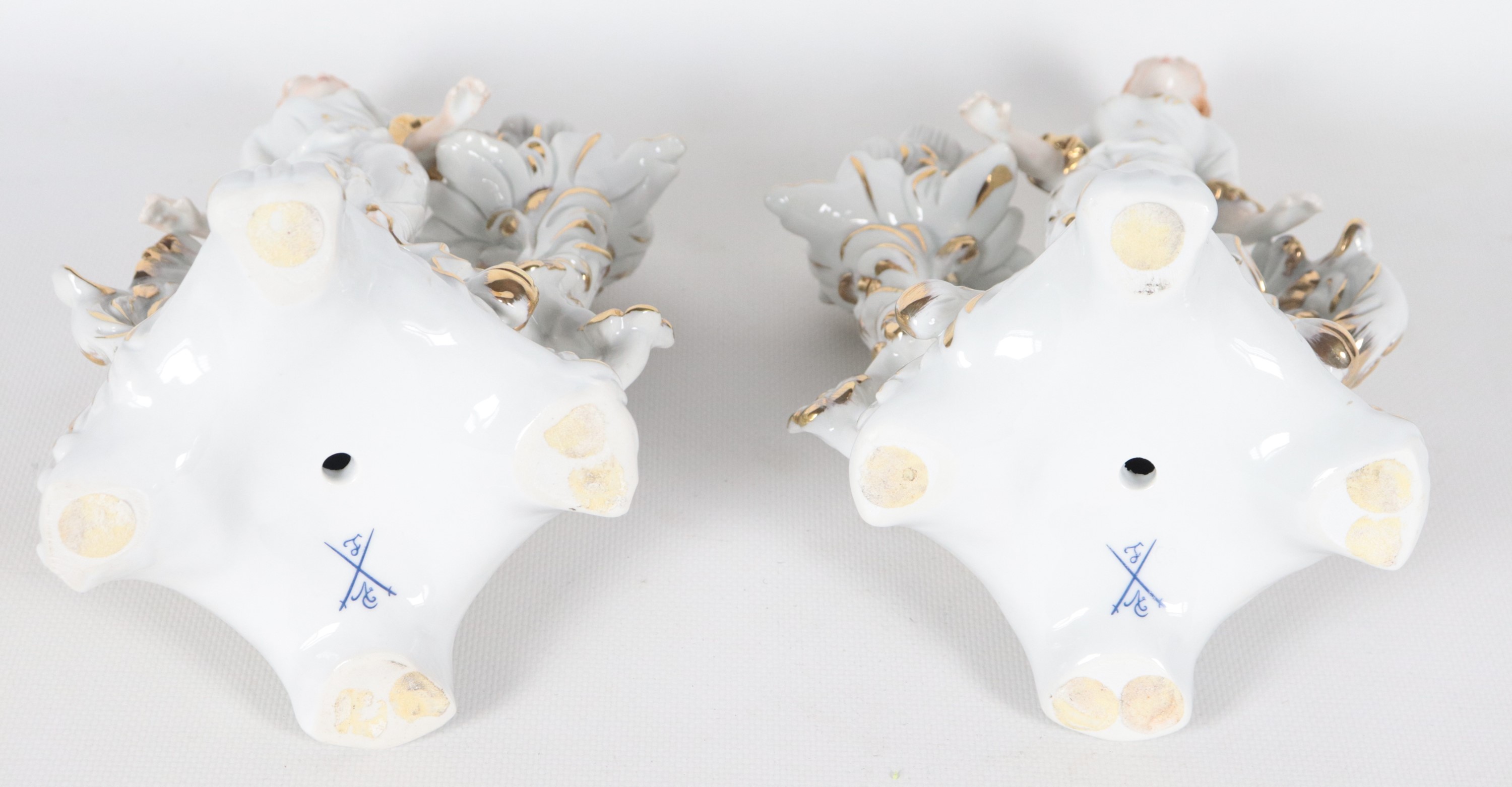 Coppia di portacandele in porcellana francese con statuine di dame, lumeggiature in oro zecchino