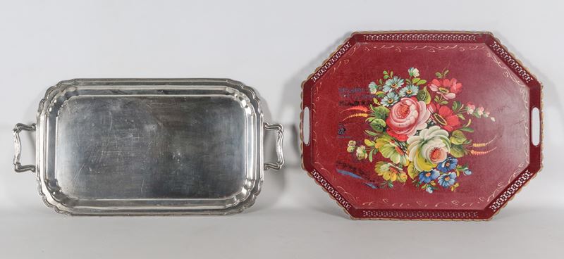 Lotto di due vassoi, uno in metallo argentato e uno laccato rosso con fiori dipinti