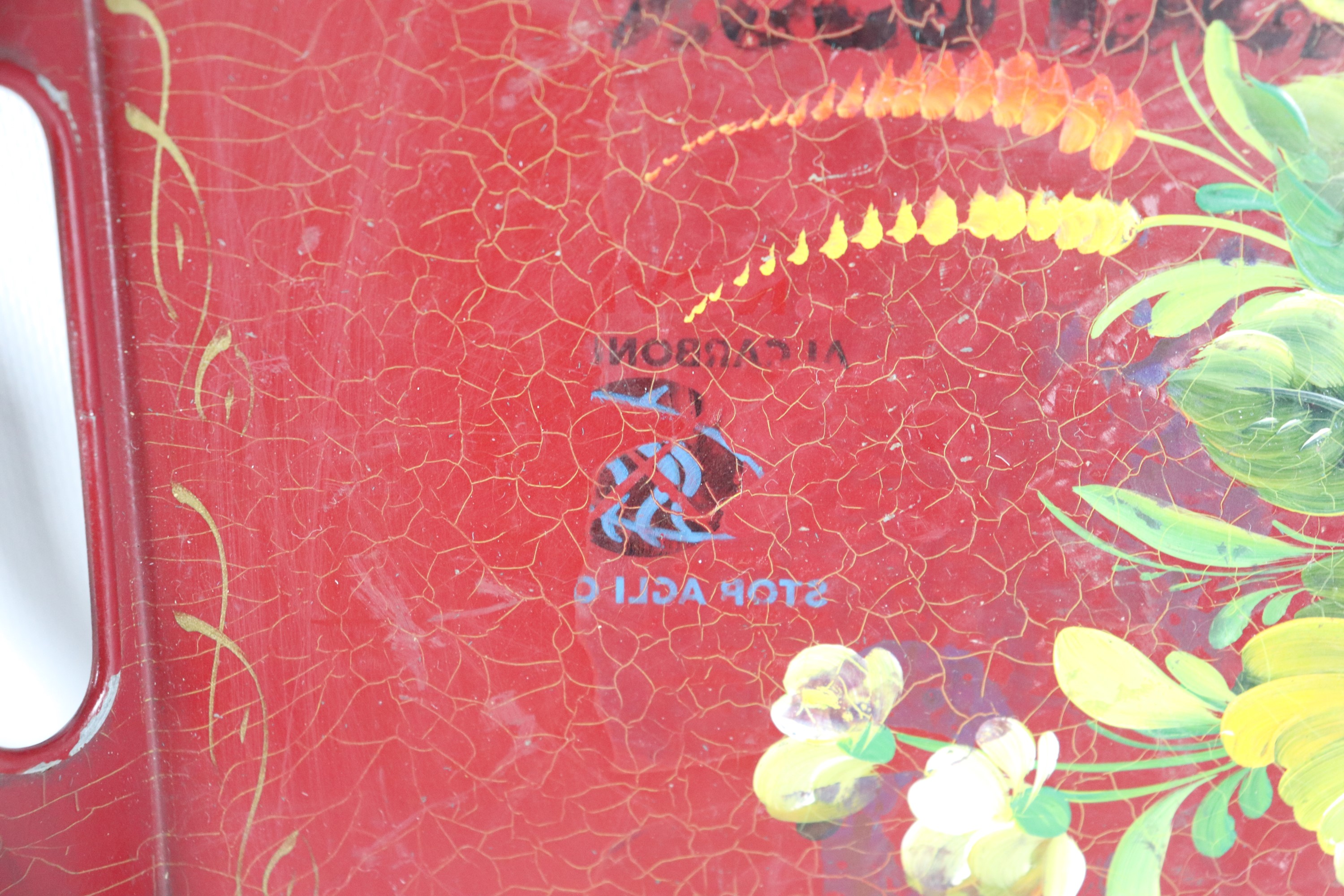 Lotto di due vassoi, uno in metallo argentato e uno laccato rosso con fiori dipinti