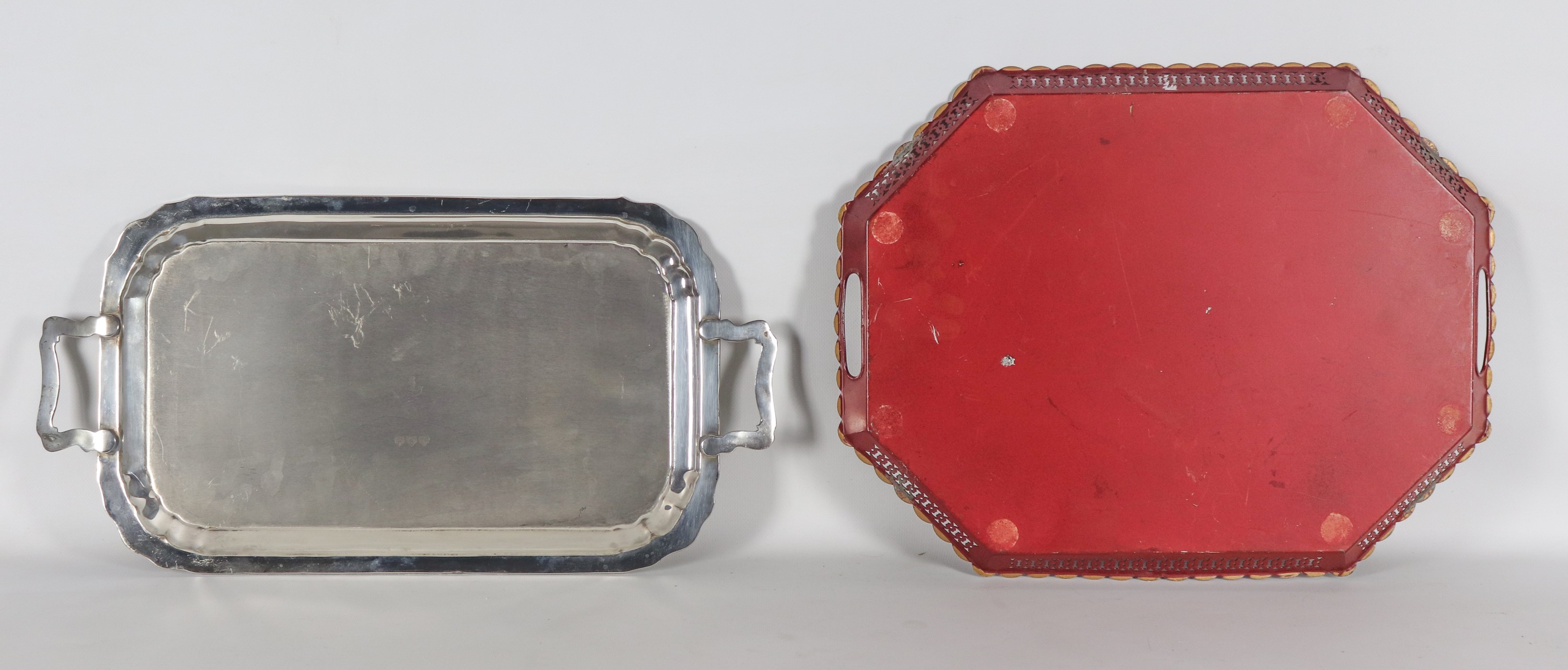 Lotto di due vassoi, uno in metallo argentato e uno laccato rosso con fiori dipinti