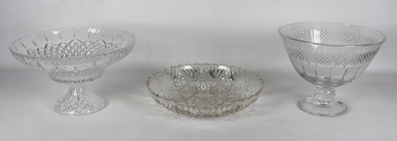 Lotto in cristallo lavorato di due alzate e un centrotavola (3 pz.)