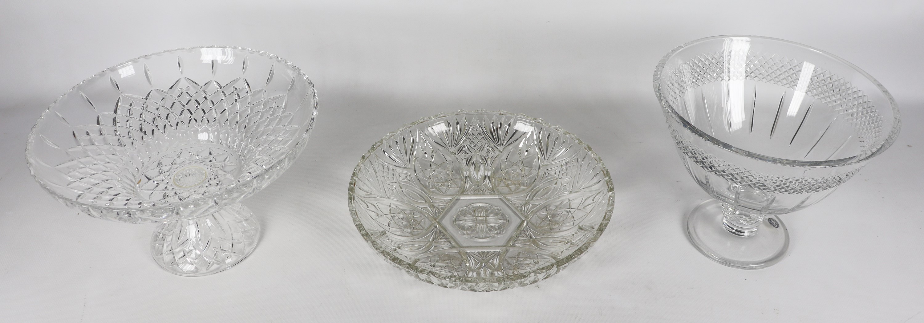Lotto in cristallo lavorato di due alzate e un centrotavola (3 pz.)