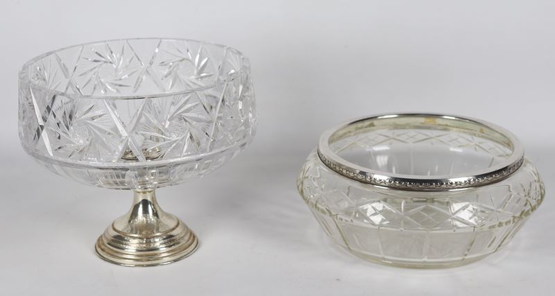 Lotto di una fruttiera ad alzata e un'insalatiera in cristallo lavorato e argento (2 pz.)