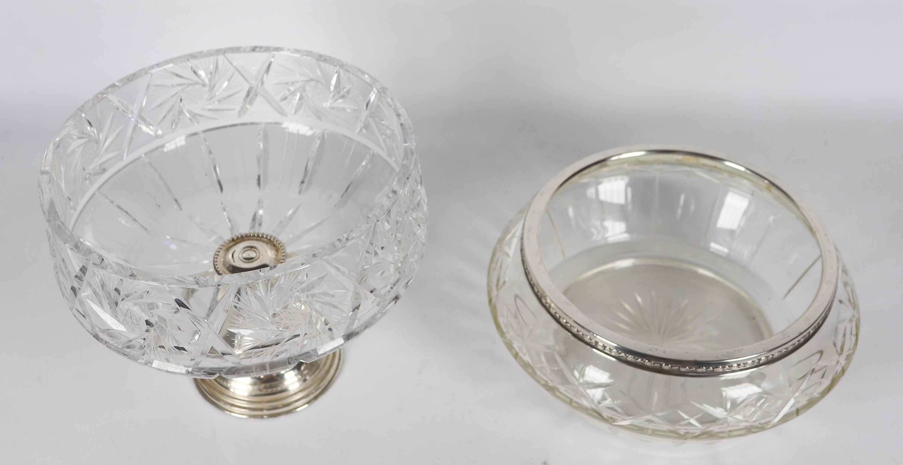 Lotto di una fruttiera ad alzata e un'insalatiera in cristallo lavorato e argento (2 pz.)