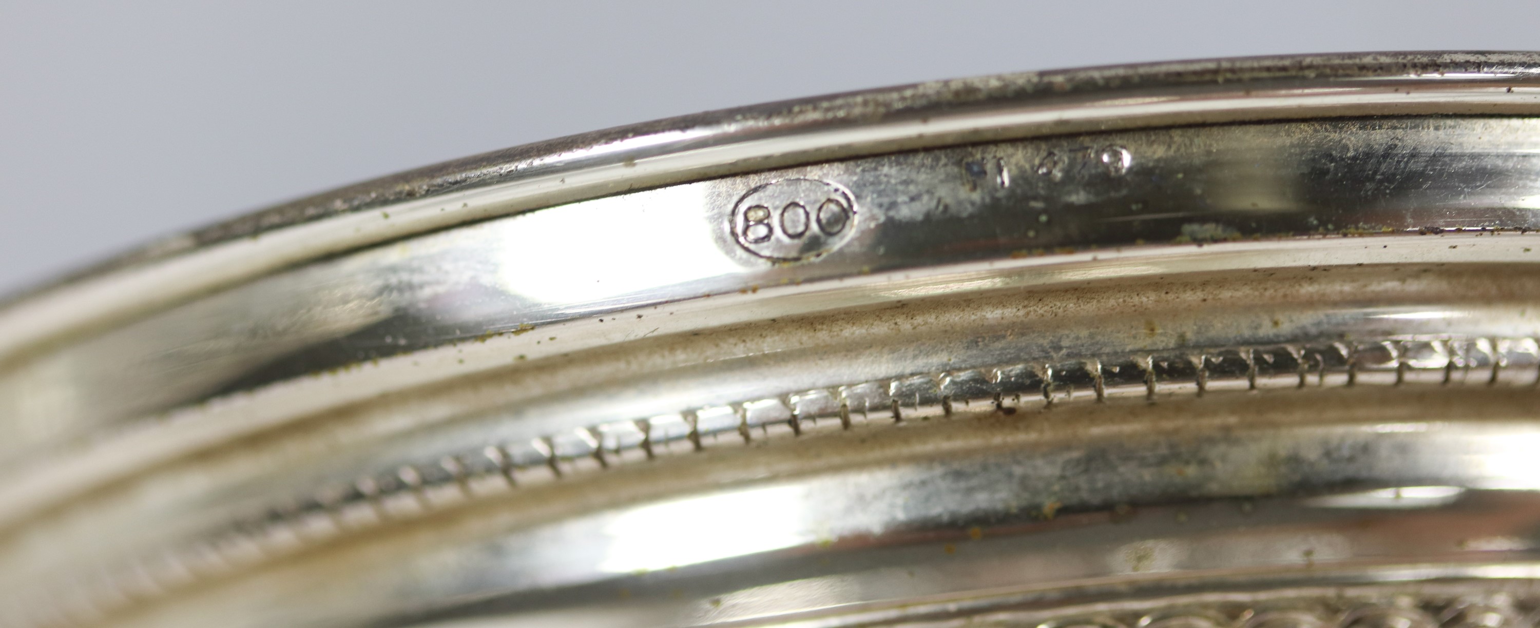 Lotto di una fruttiera ad alzata e un'insalatiera in cristallo lavorato e argento (2 pz.)