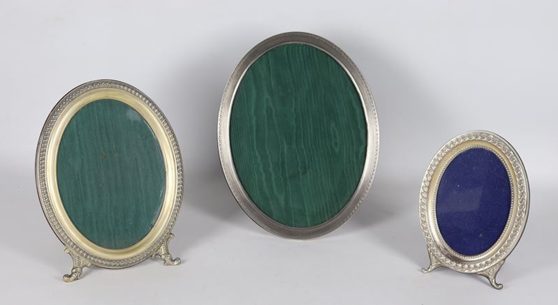 Lotto di tre cornici ovali portaritratti in argento