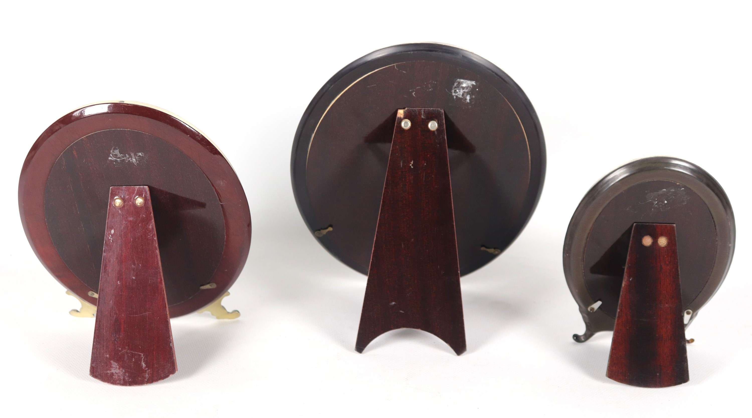 Lotto di tre cornici ovali portaritratti in argento