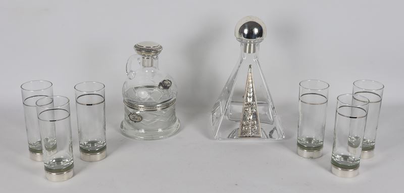Lotto in cristallo con inserti in argento di due bottiglie e sei bicchieri (8 pz.)