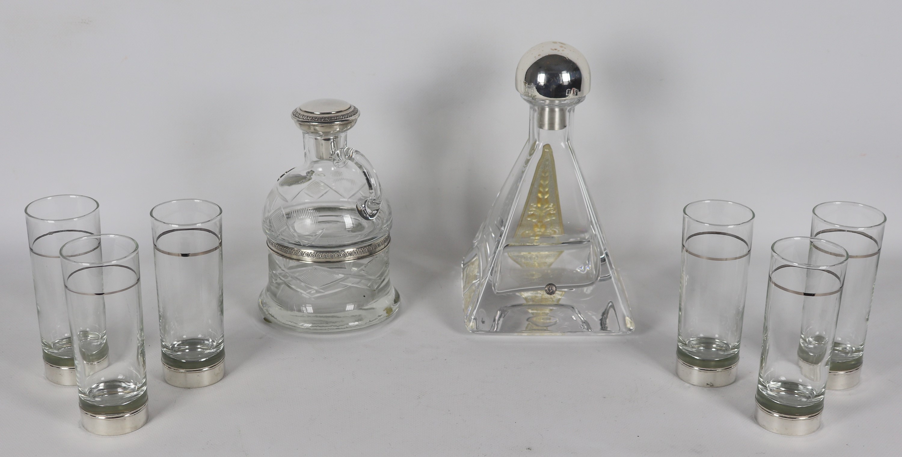 Lotto in cristallo con inserti in argento di due bottiglie e sei bicchieri (8 pz.)