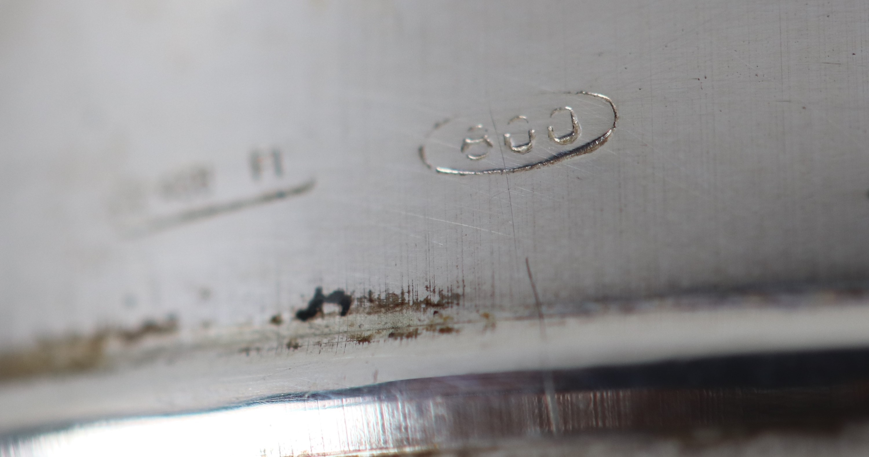 Lotto in cristallo con inserti in argento di due bottiglie e sei bicchieri (8 pz.)