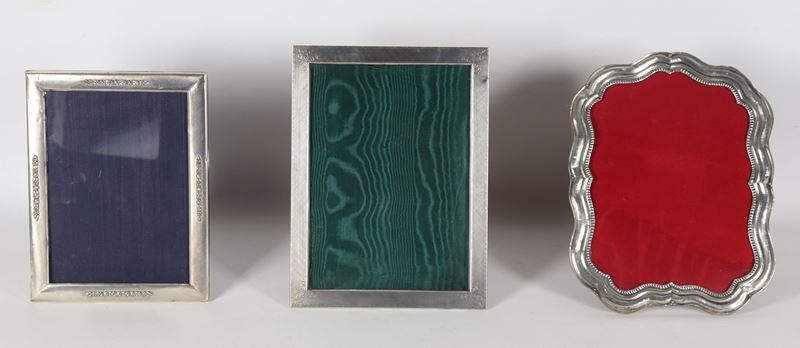 Lotto di tre cornici portaritratti in argento