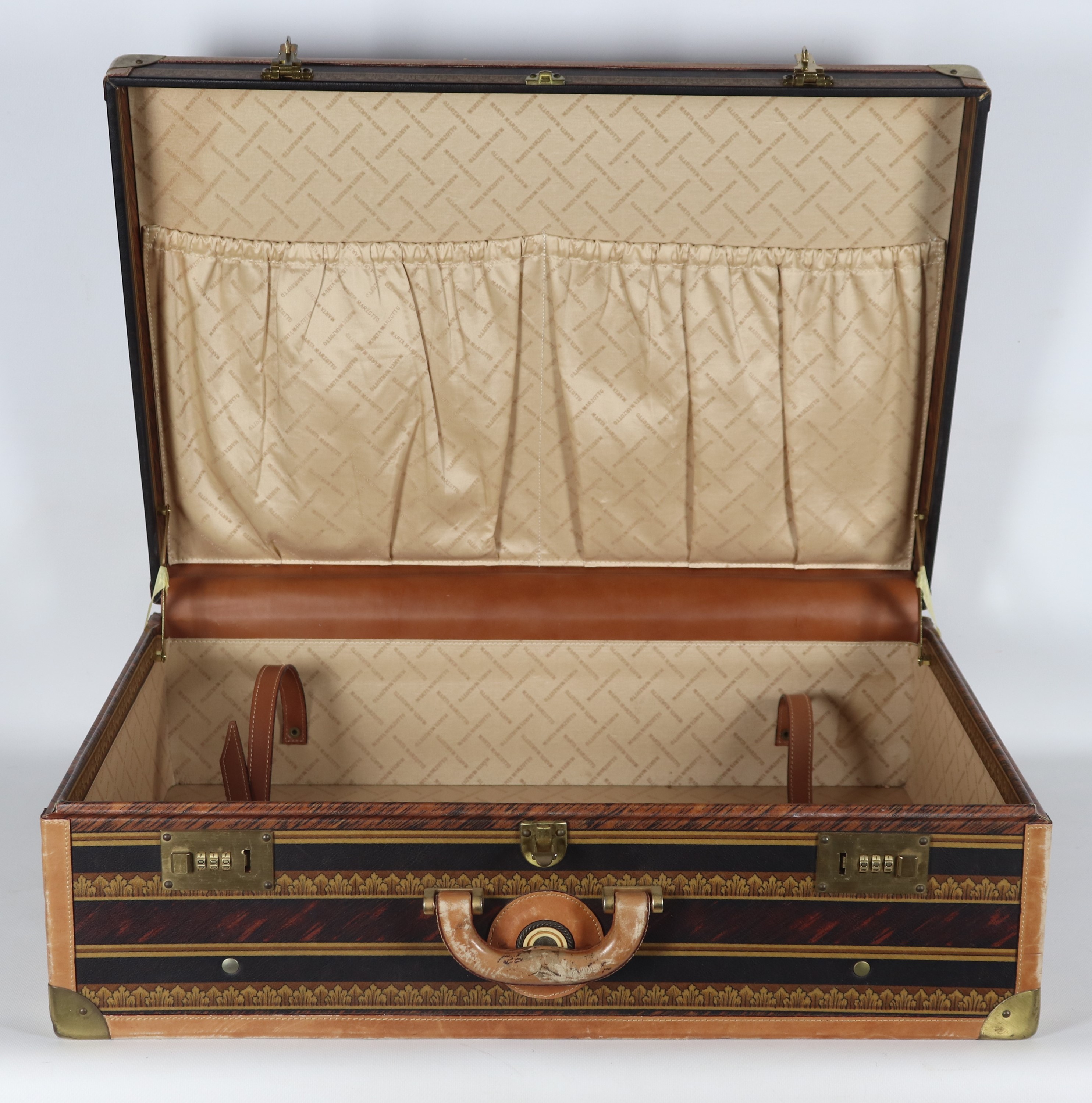 Valigia disegnata da Marta Marzotto in tela e cuoio