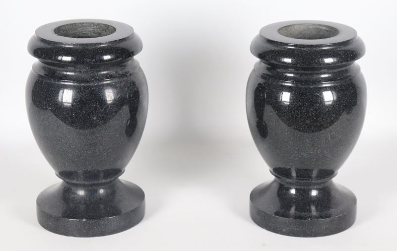 Coppia di piccoli vasi ad anfora in marmo nero