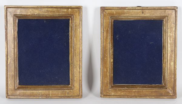 Coppia di antiche piccole cornici in legno dorato
