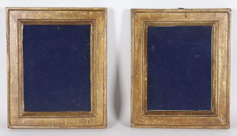 Coppia di antiche piccole cornici in legno dorato