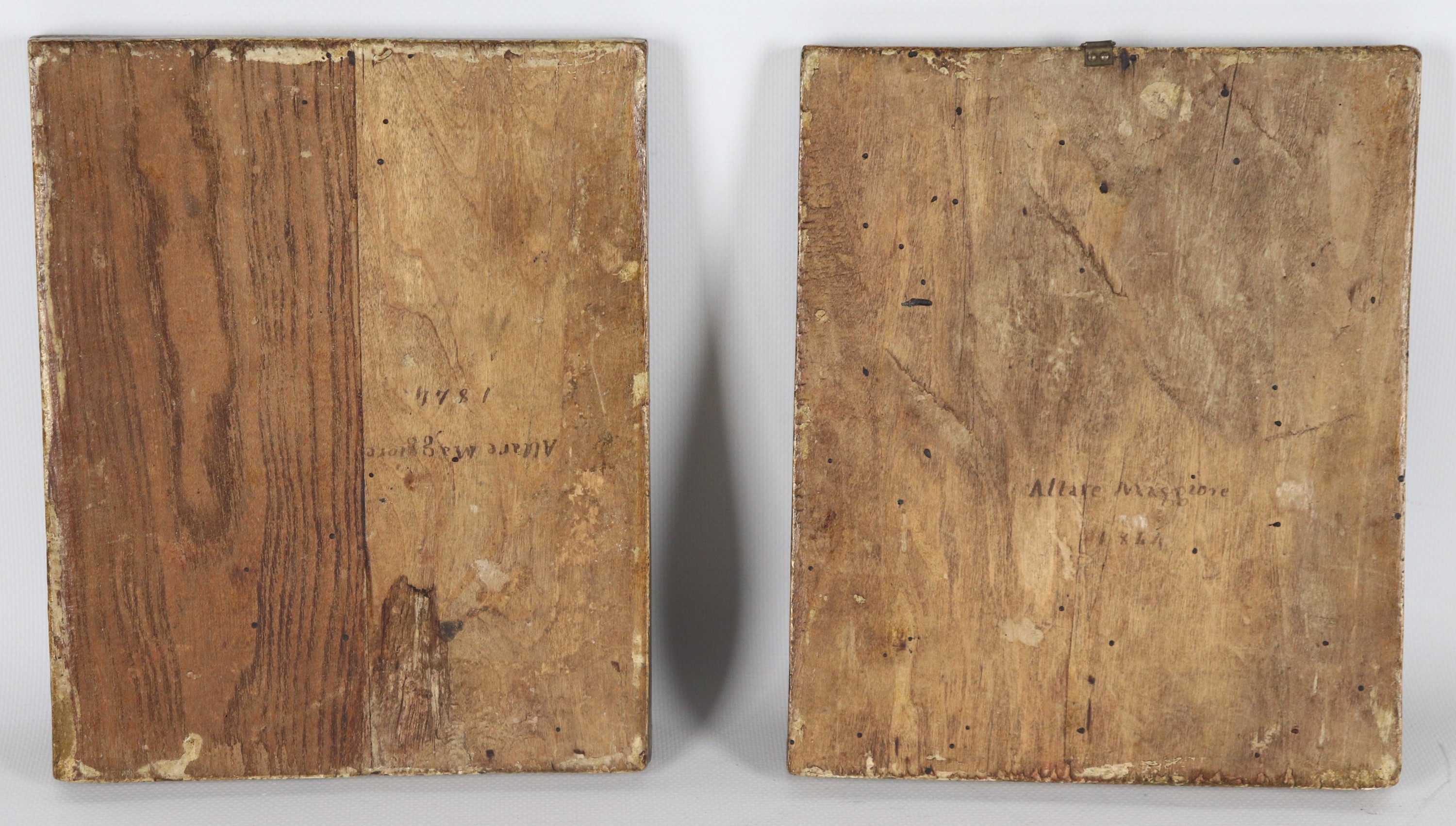 Coppia di antiche piccole cornici in legno dorato