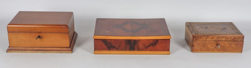Lotto di tre scatole in noce, di cui una con intarsi sul coperchio