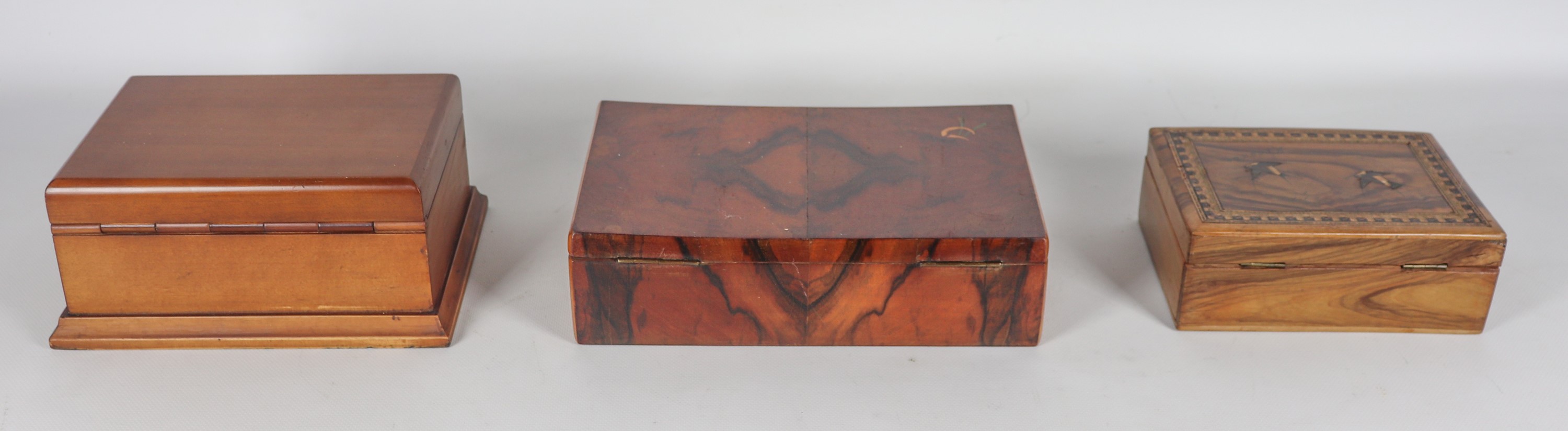 Lotto di tre scatole in noce, di cui una con intarsi sul coperchio