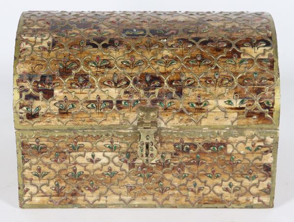 Bauletto orientale in legno intagliato a motivi floreali policromi