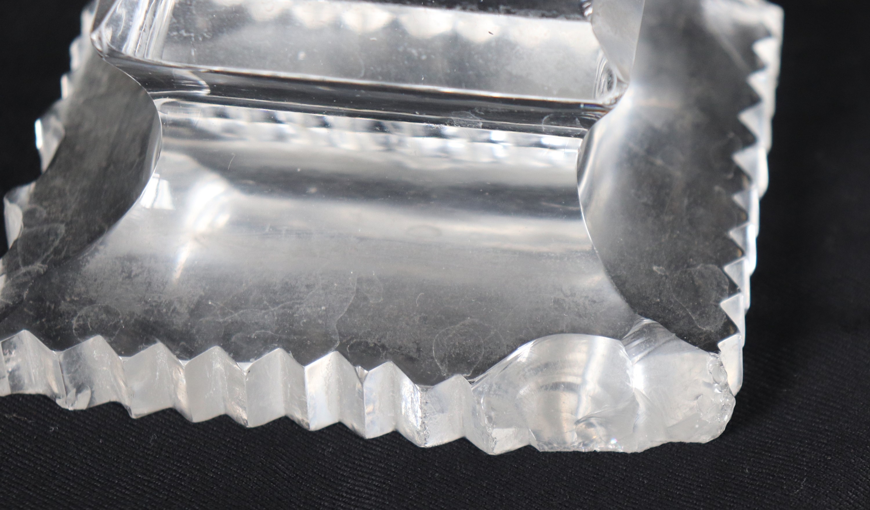 Piccolo vaso in cristallo, varie sbeccature