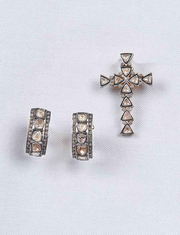Lotto di una croce e una coppia di orecchini in argento titolo 925, con rosette di diamanti