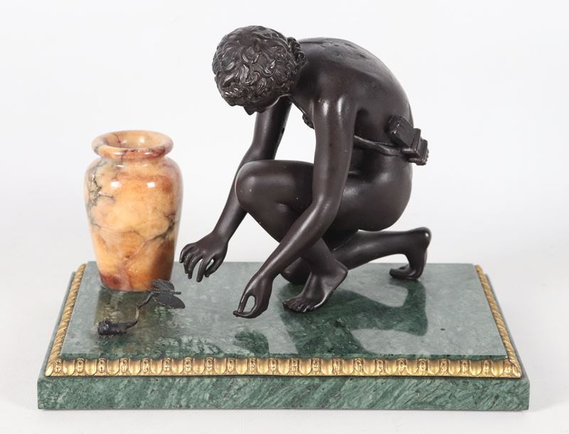 "Atleta con anfora", gruppo di gusto neoclassico in bronzo e marmo, base rettangolare in verde de...