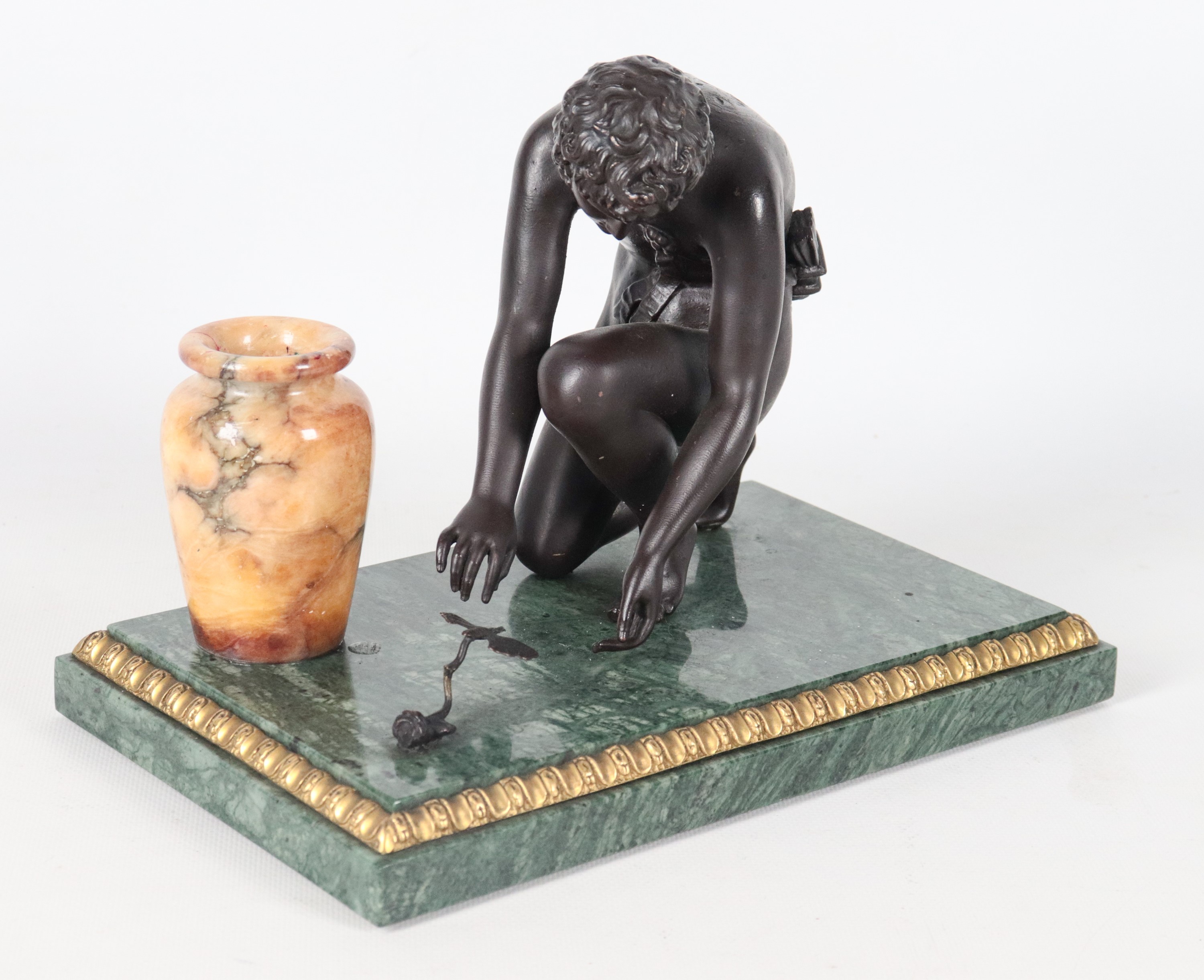 "Atleta con anfora", gruppo di gusto neoclassico in bronzo e marmo, base rettangolare in verde de...