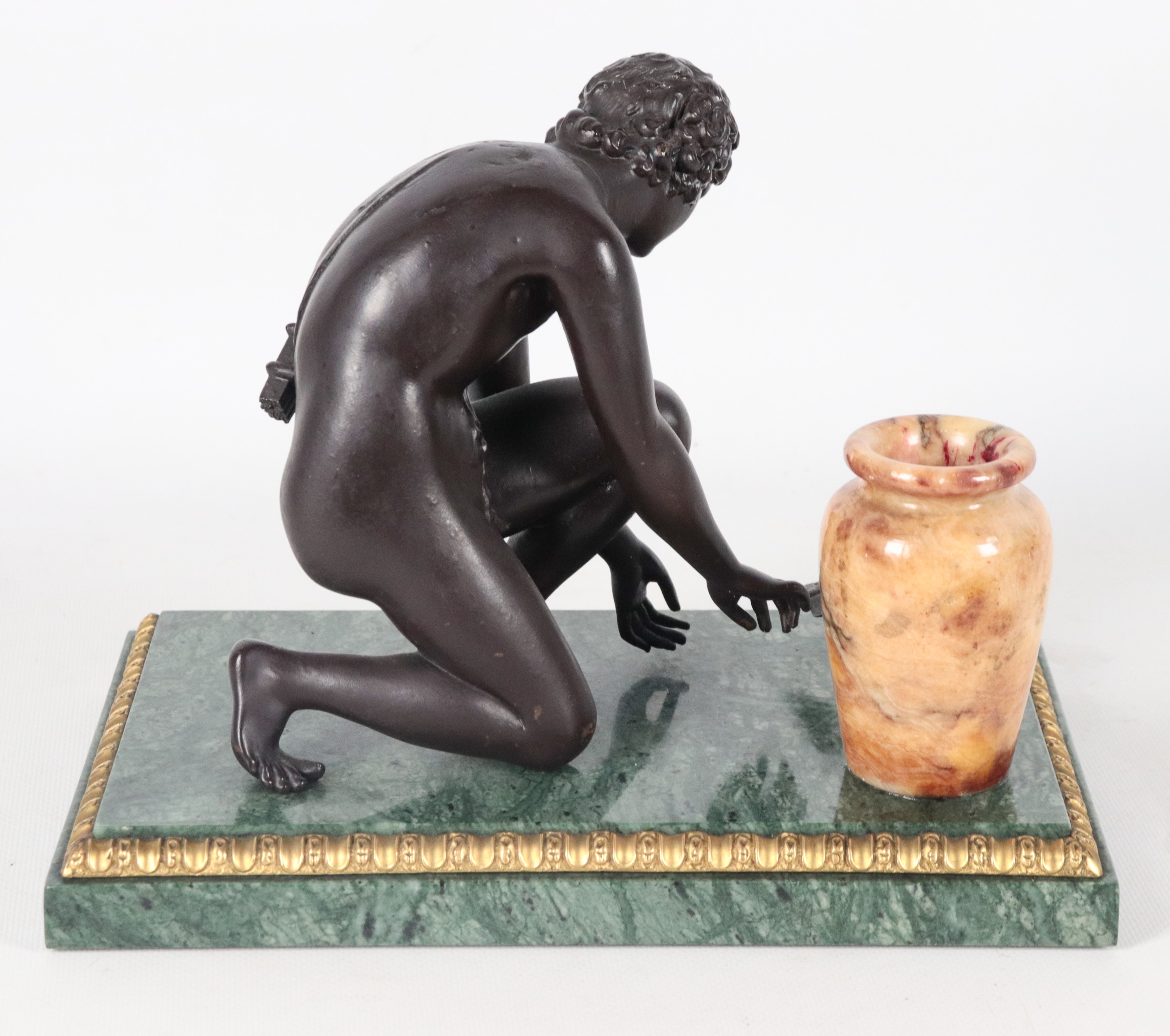 "Atleta con anfora", gruppo di gusto neoclassico in bronzo e marmo, base rettangolare in verde de...