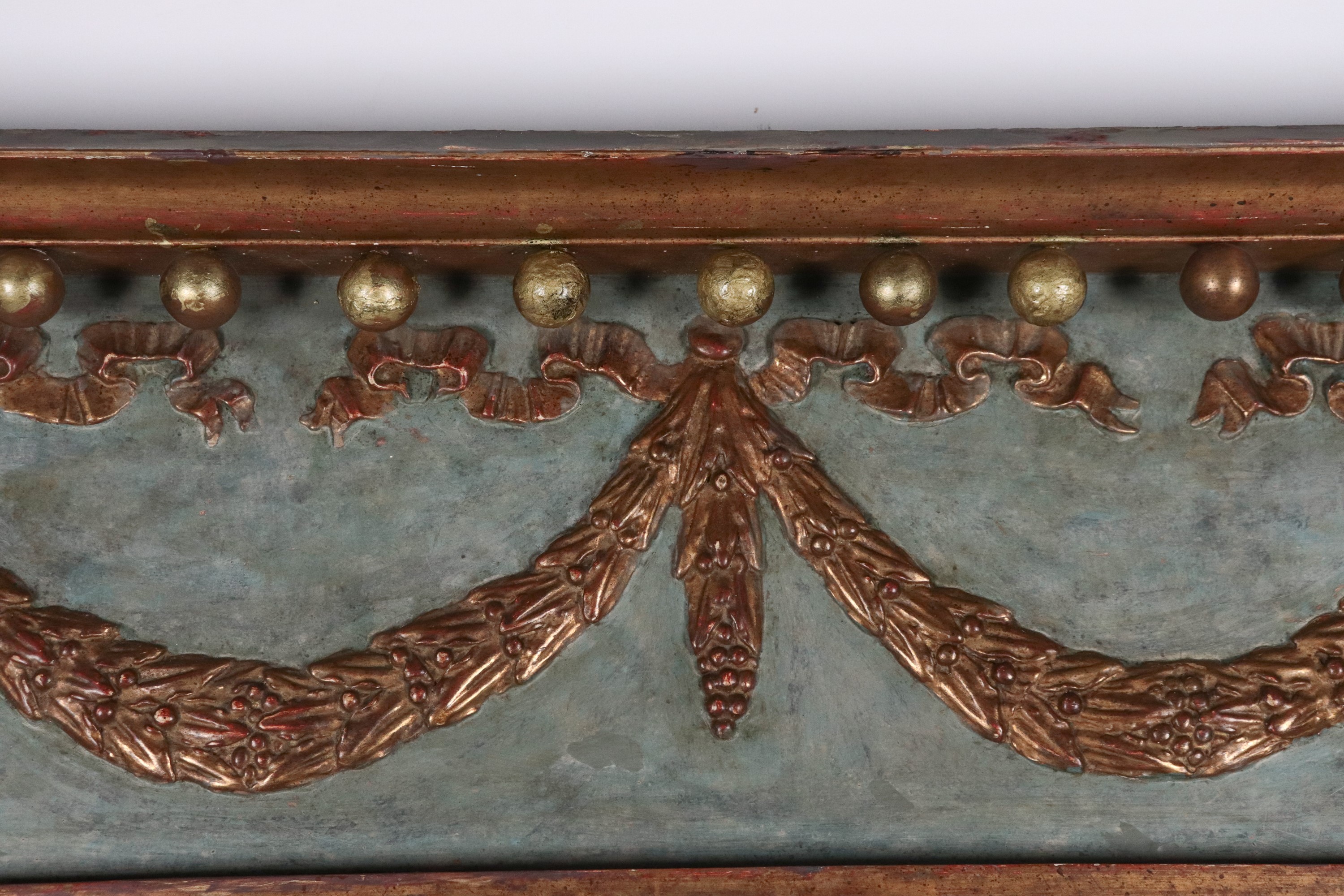 Specchiera romana di linea Impero, in legno laccato celeste con ghirlande e colonne in legno dora...