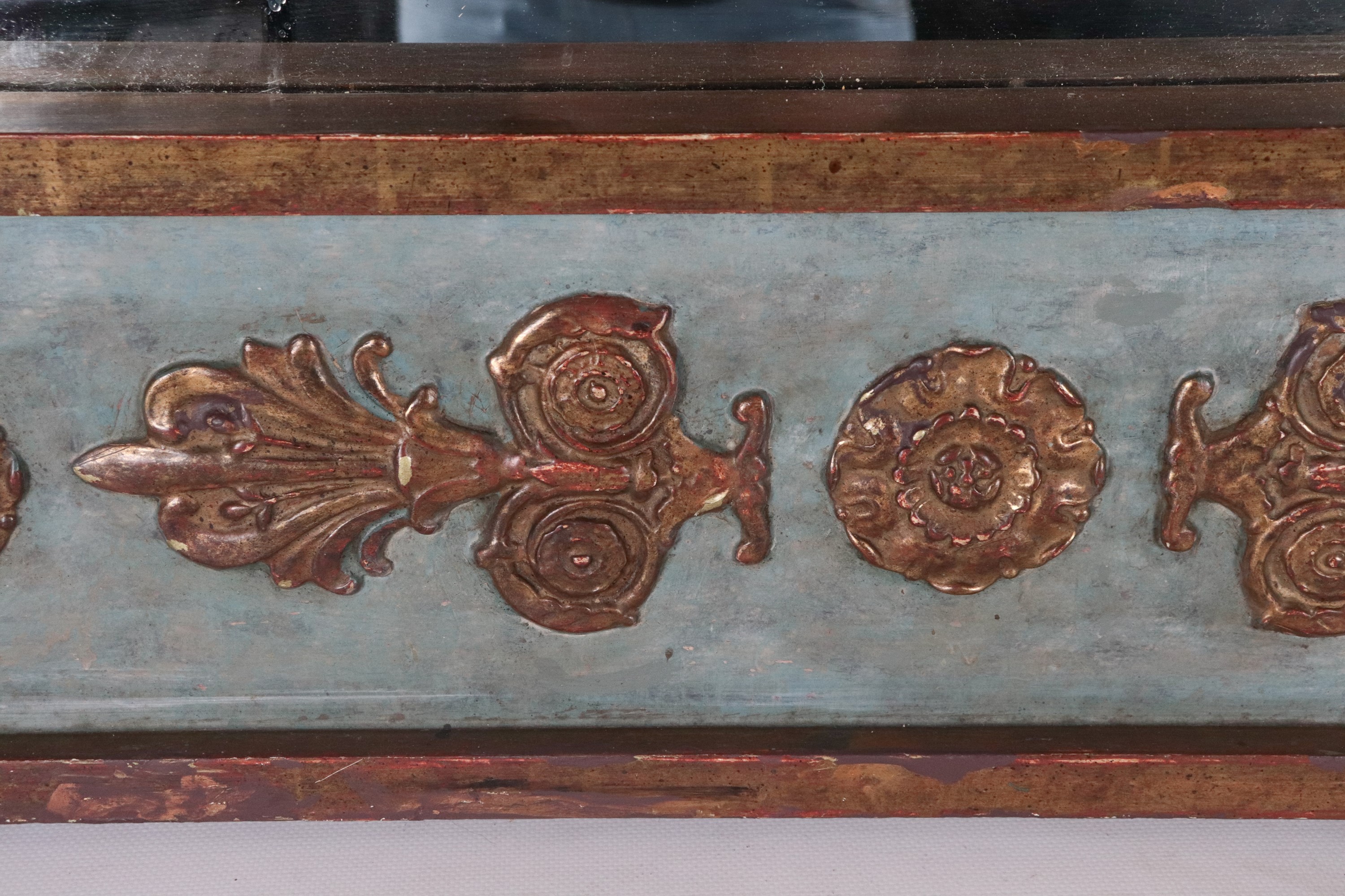Specchiera romana di linea Impero, in legno laccato celeste con ghirlande e colonne in legno dora...