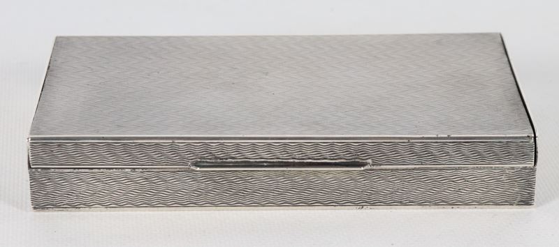 Scatola portasigarette rettangolare in argento guillochè, gr. 215