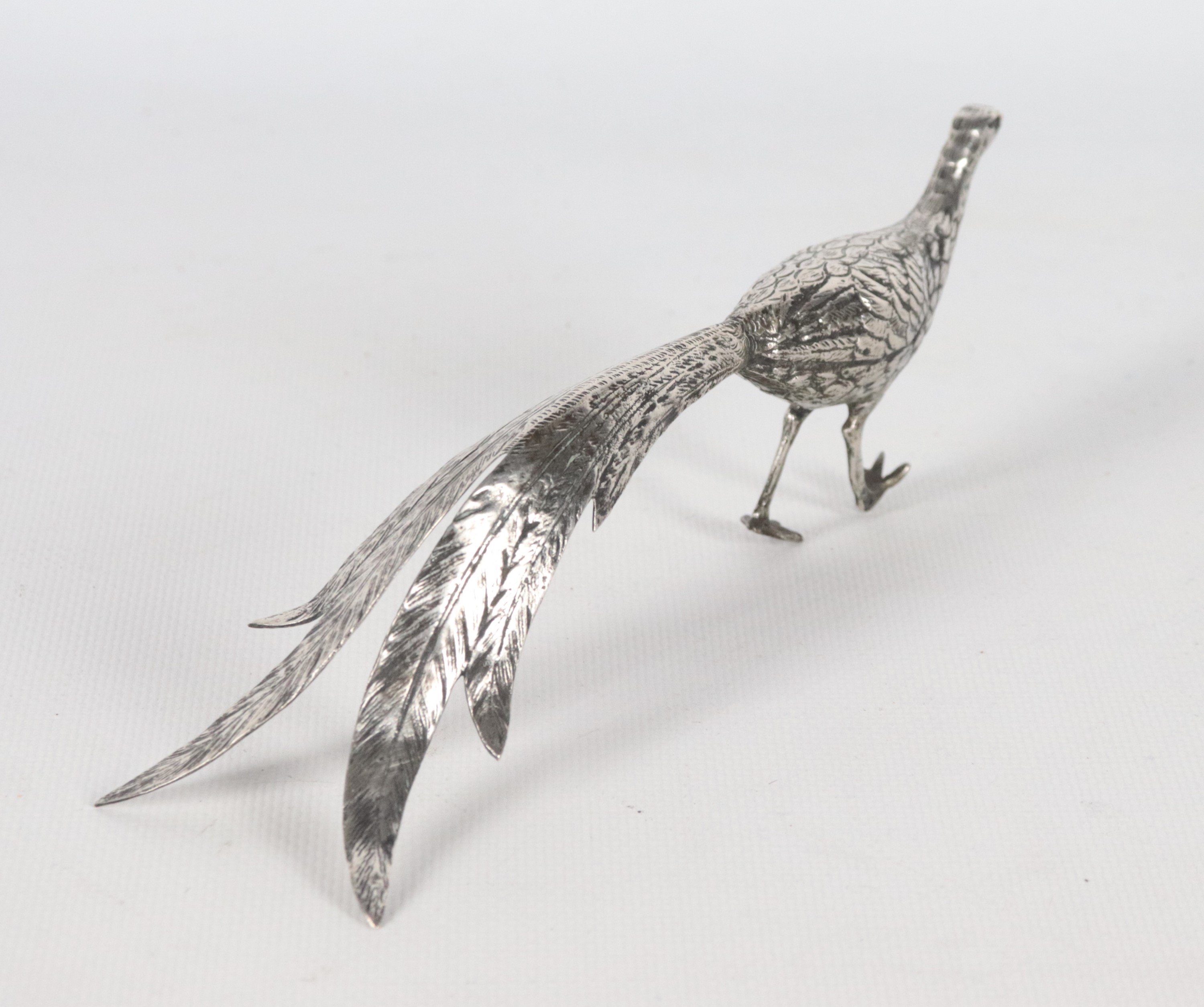 "Pavone", piccola scultura in argento cesellato e sbalzato, gr. 90