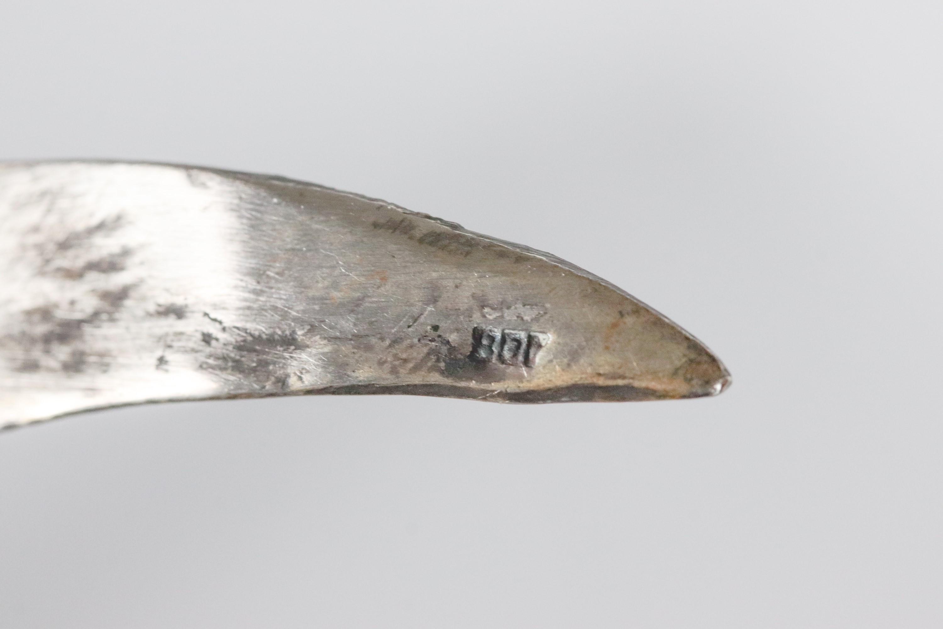 "Pavone", piccola scultura in argento cesellato e sbalzato, gr. 90