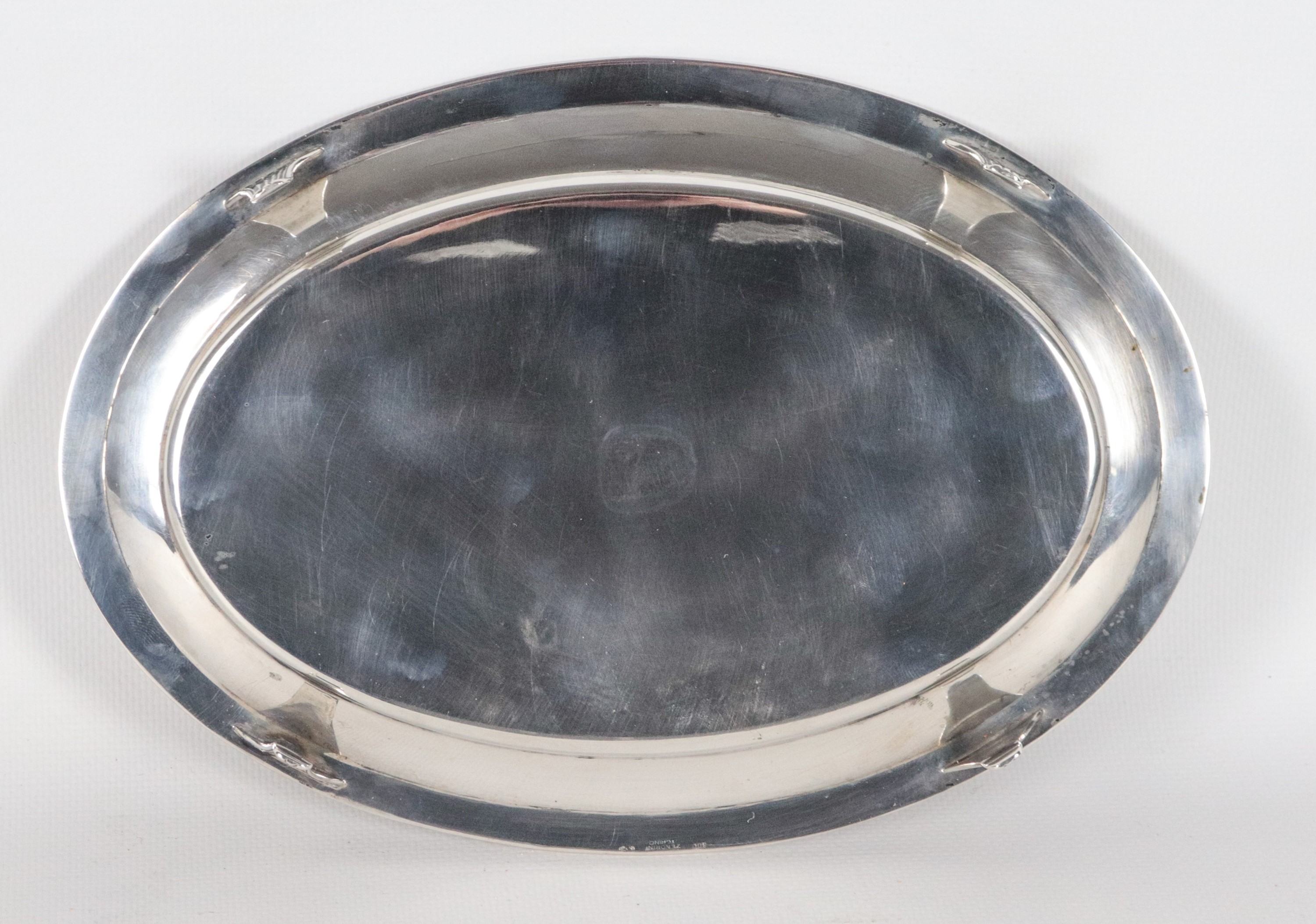 Vassoietto portaposta ovale in argento, sorretto da quattro piedini, gr. 320