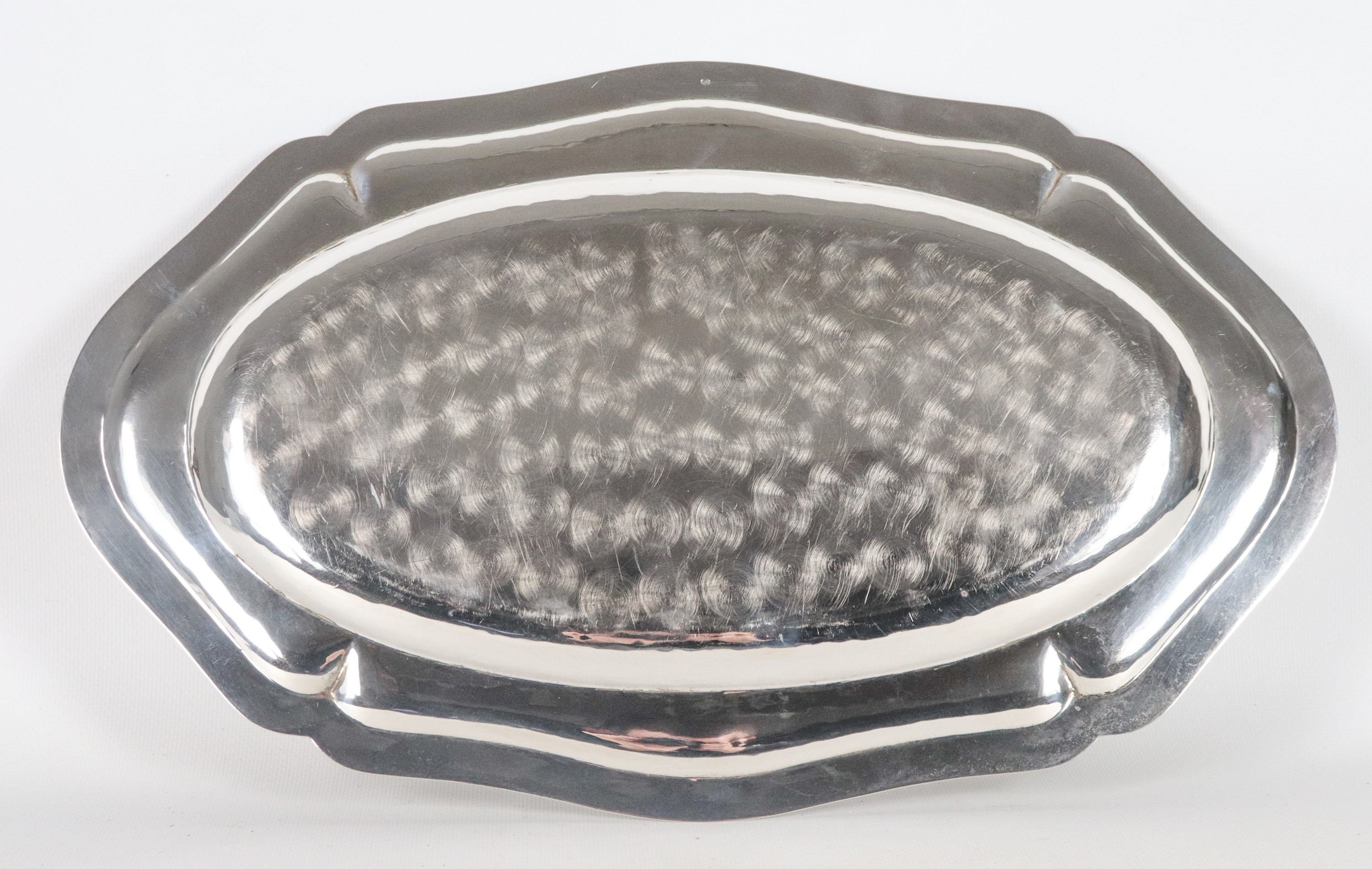Piatto da portata ovale in argento con bordo sagomato, gr. 610