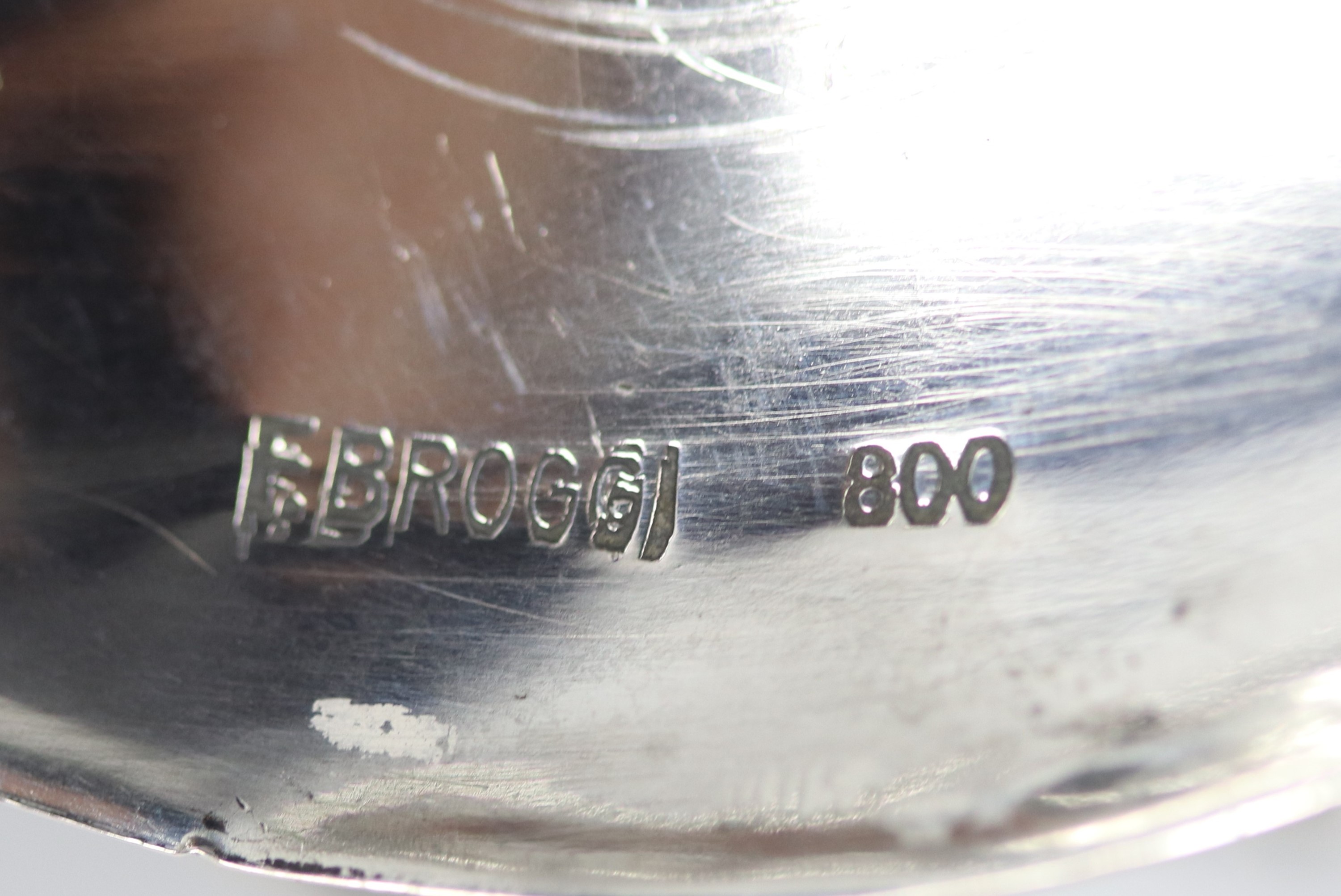Grande conchiglia in argento cesellato e sbalzato, sorretta da quattro piedini a sfera, gr. 480