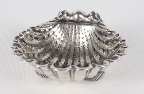 Shell in chiseled and embossed silver, supported by three feet, 185 gr.