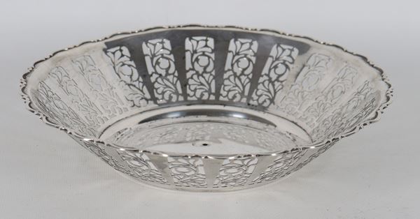 Round silver centerpiece, with curved, embossed and perforated edge, 255 g