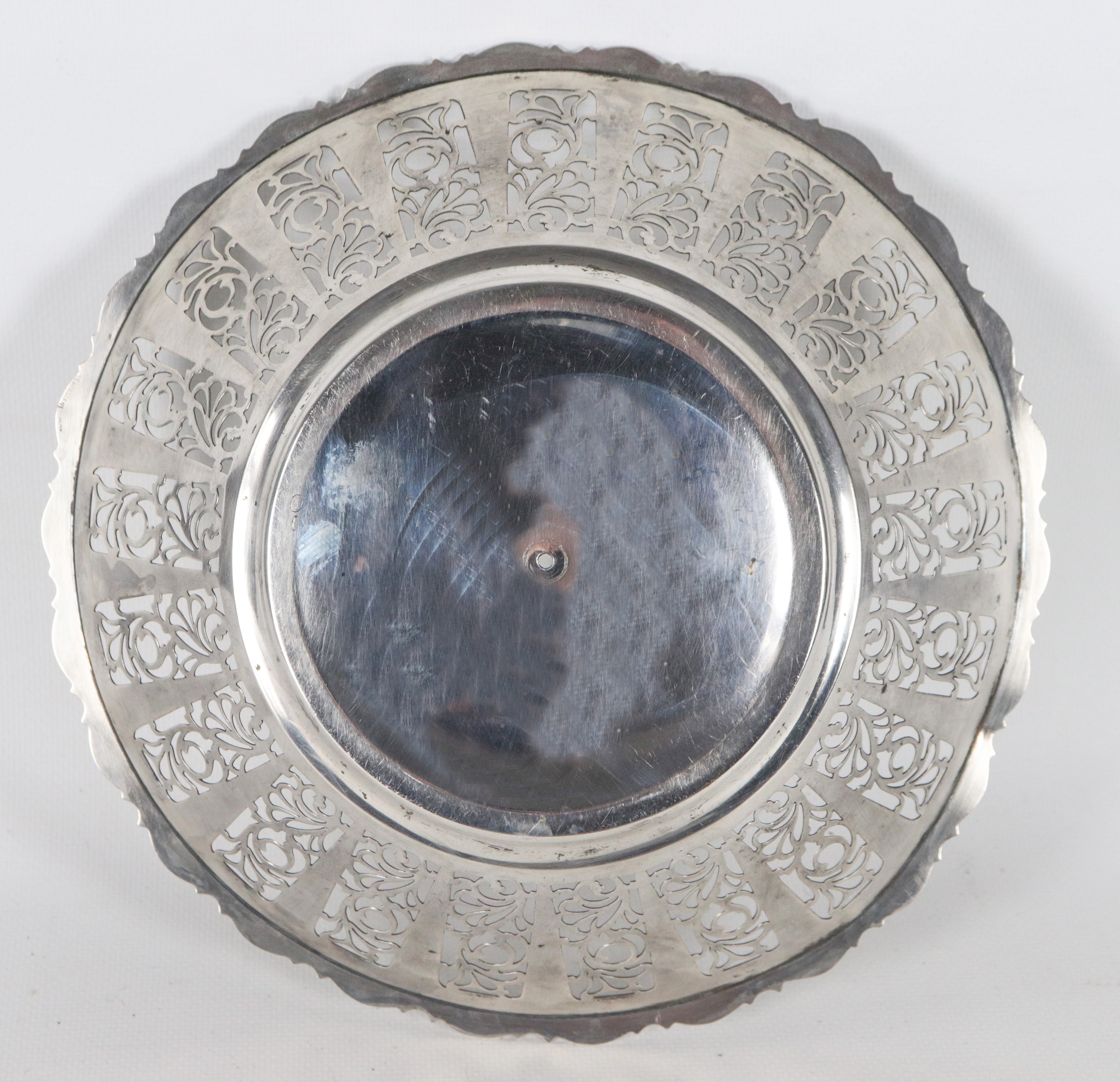 Centrotavola tondo in argento, con bordo centinato, sbalzato e traforato, gr. 255