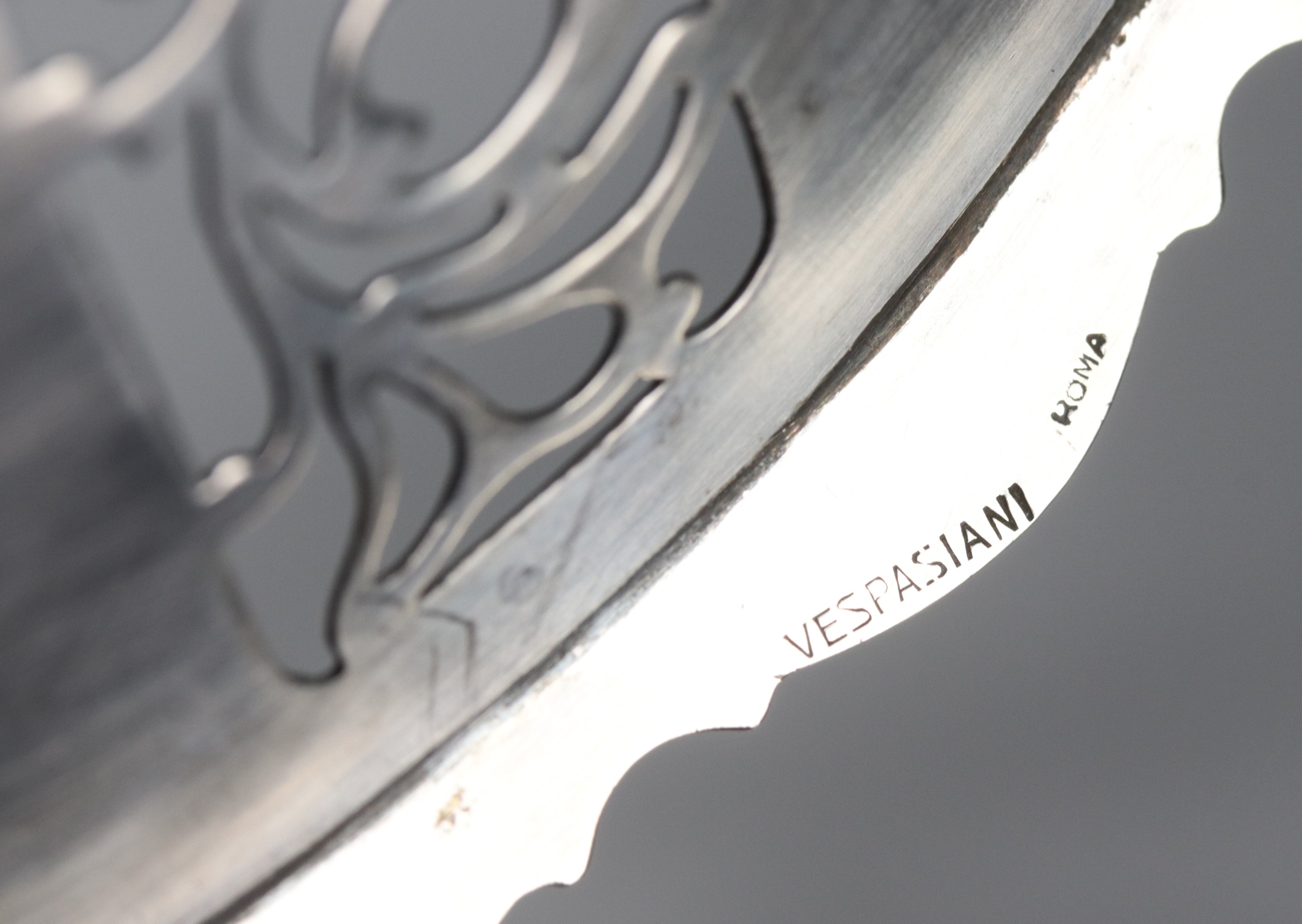 Centrotavola tondo in argento, con bordo centinato, sbalzato e traforato, gr. 255