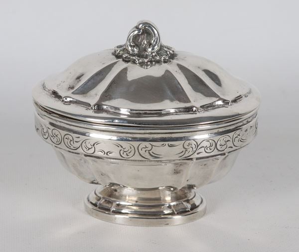 Oval sugar bowl in chiseled and embossed silver with Louis XV motifs, 310g