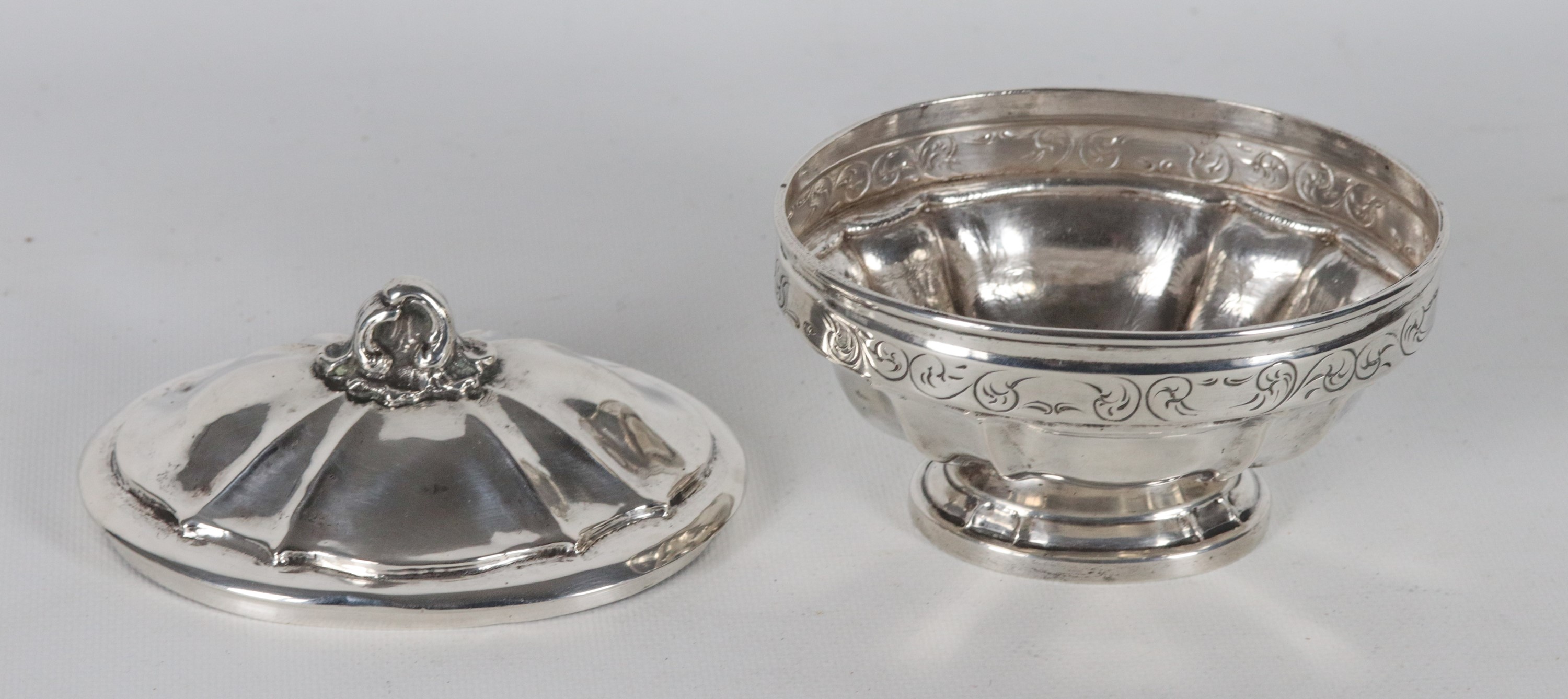 Zuccheriera ovale in argento cesellato e sbalzato a motivi Luigi XV, gr. 310