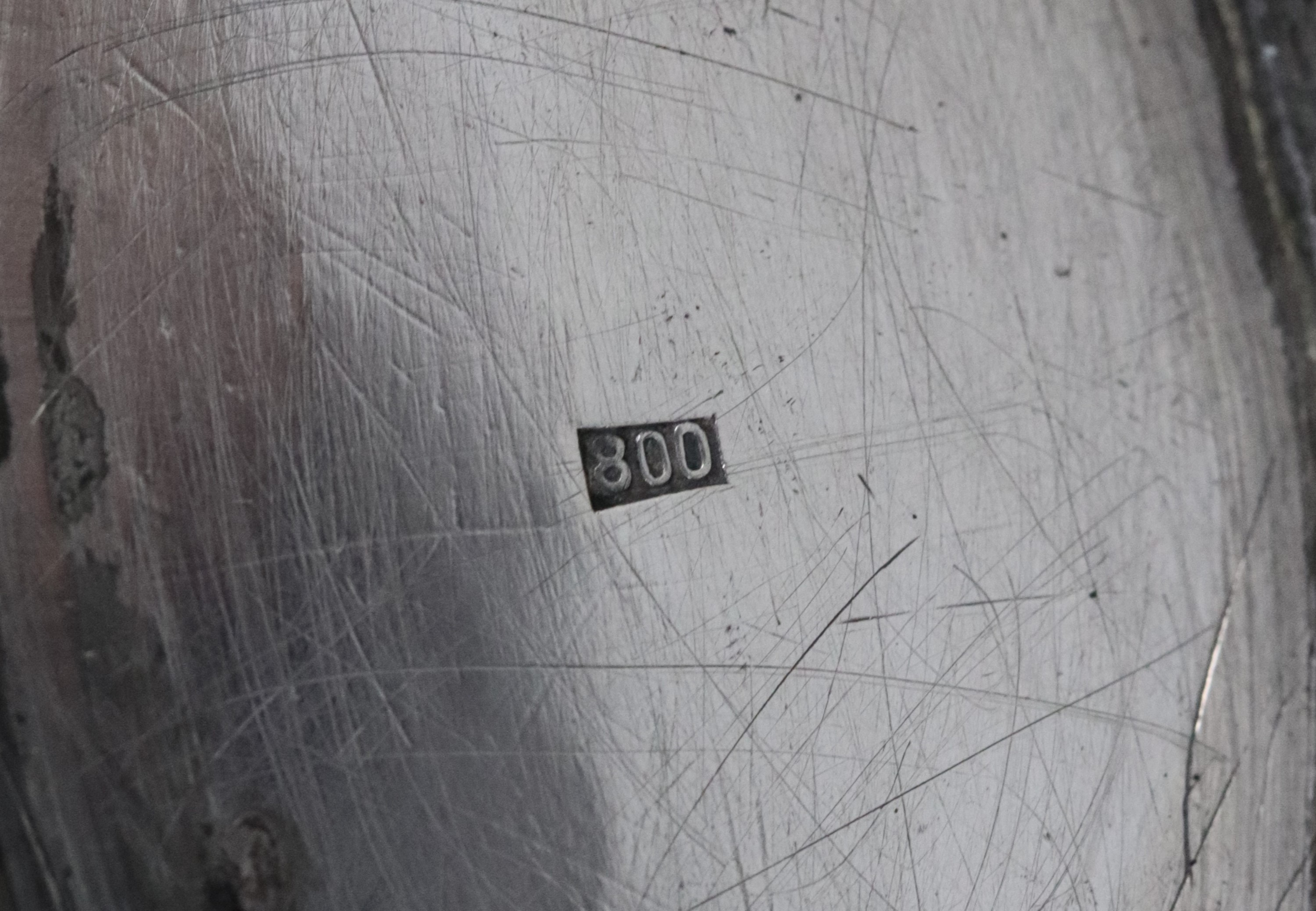 Zuccheriera ovale in argento cesellato e sbalzato a motivi Luigi XV, gr. 310